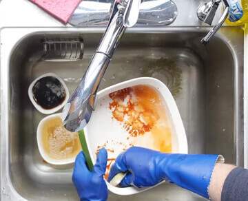 استفاده از دستکش هنگام شستن ظرف ها