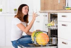 شستن ظرف با ماشین ظرفشویی