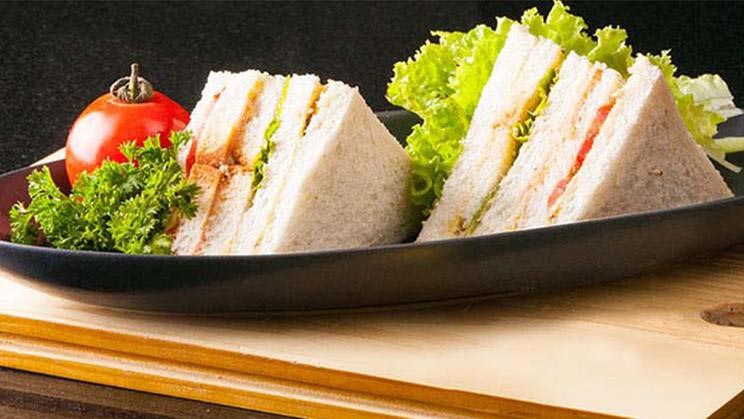 ساندویچ لقمه الویه کالباس نامی نو در کارتن 16 عددی