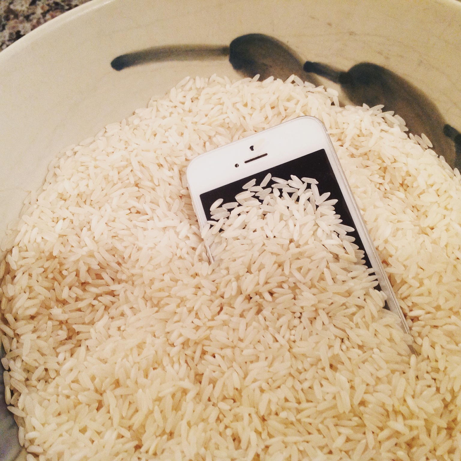 ترفندهای استفاده از برنج+ خشک کردن موبایل با برنج